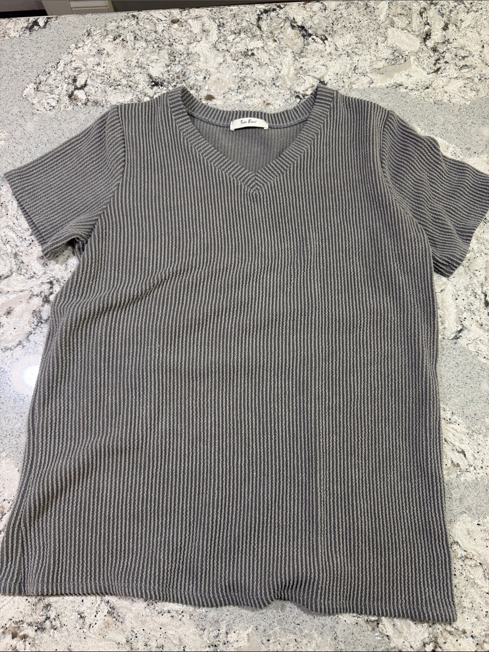 Tres Bien Ribbed V-Neck Short Sleeve Tee in Gray